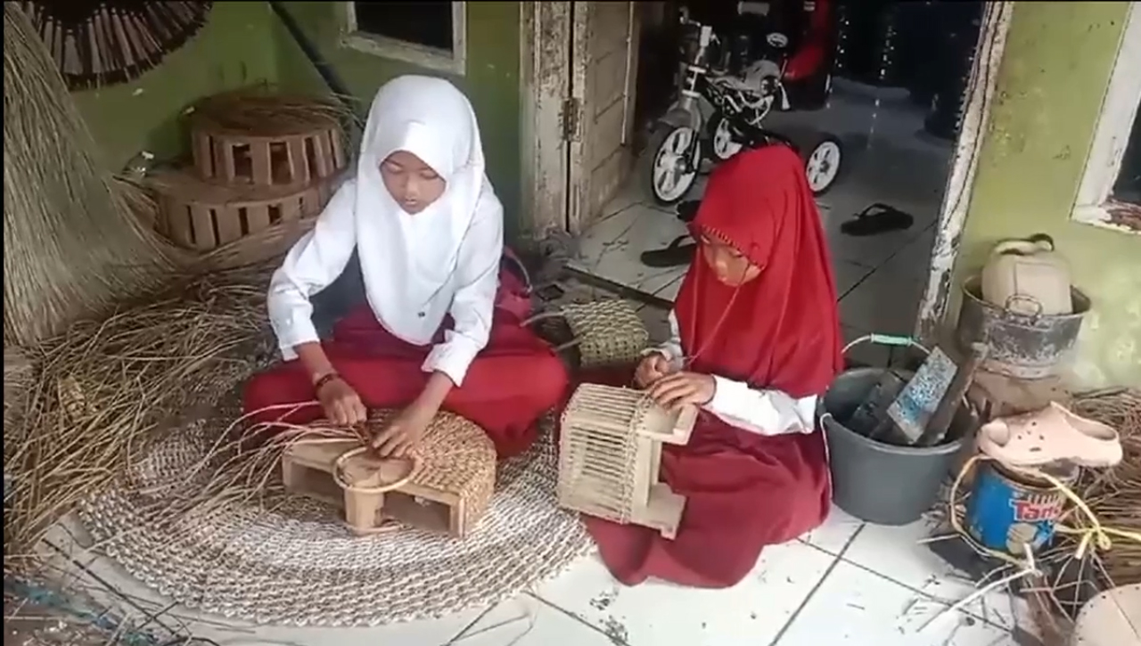 Bermodal Belajar Dari Orang Tua, Siswi di Tasikmalaya Berprestasi Lewat Seni Kriya