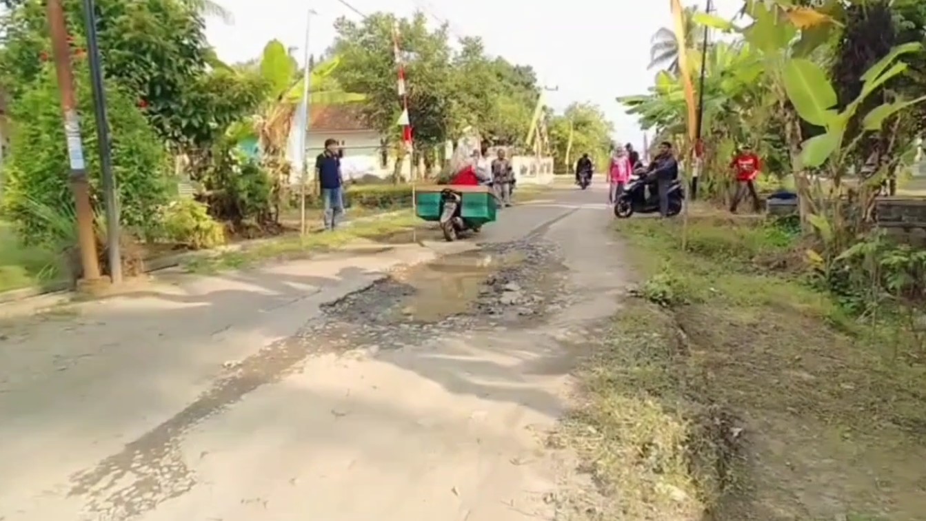 Warga Rejasari Keluhkan Jalan Rusak Tak Kunjung Diperbaiki, Diusulkan Berkali-Kali Tapi Belum Ada Respons