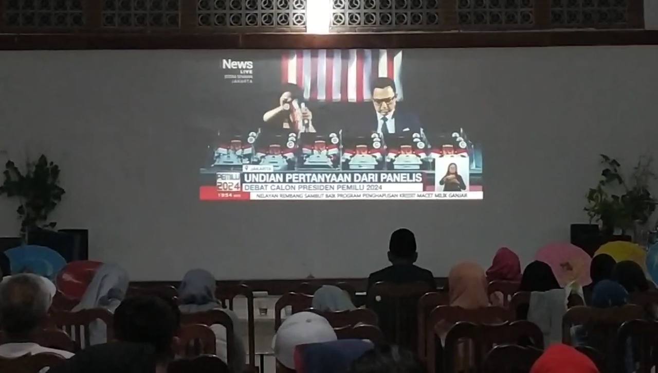 Sambil Makan Malam, Relawan Pasangan Amin Kota Tasikmalaya Nobar Debat Capres