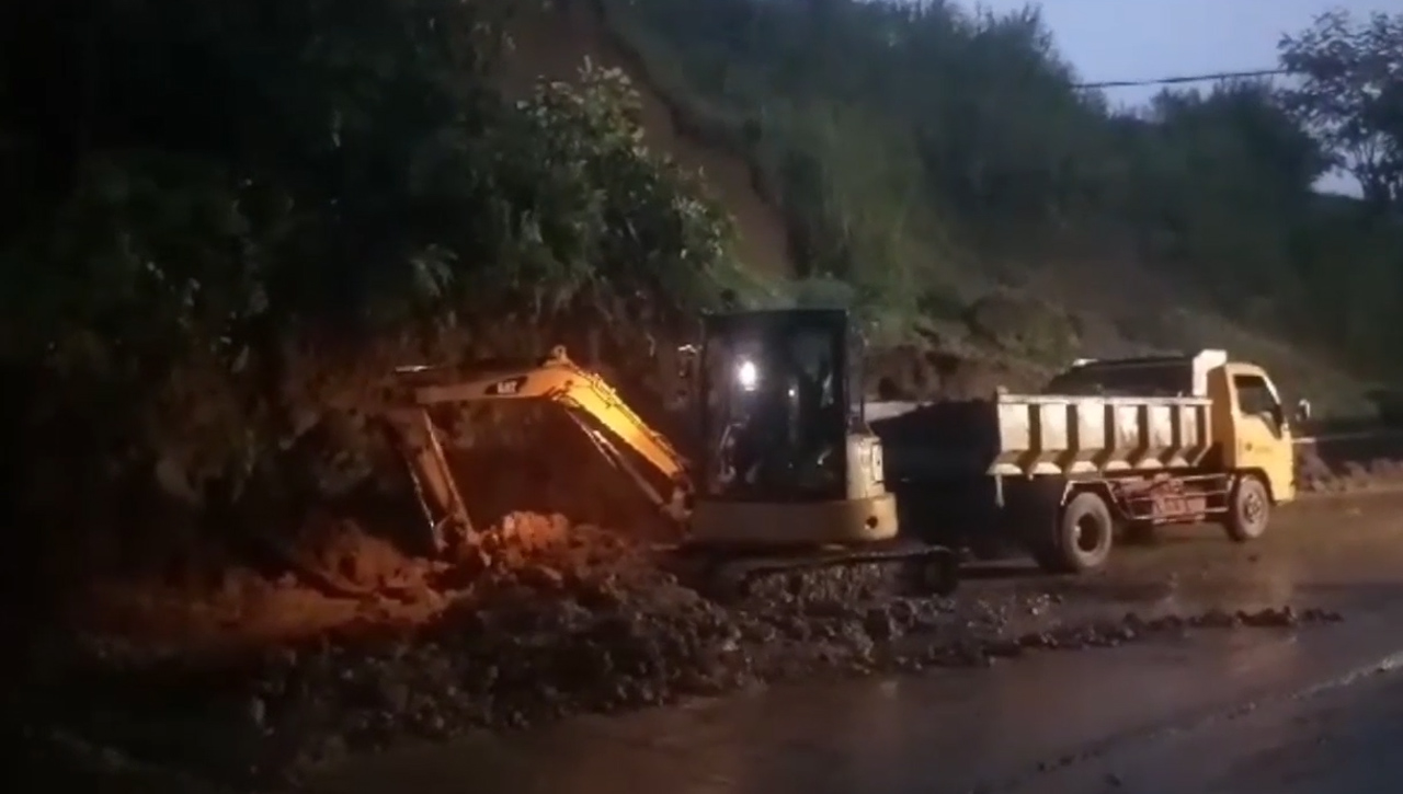 Diguyur Hujan Tebing 20 Meter Longsor Tutupi Jalan, Jalur Tasikmalaya-Garut Sempat Terhambat