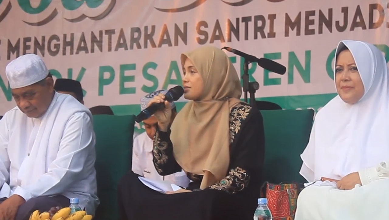 Dikunjungi Sang Istri, Ribuan Santri Cipasung Doakan Ganjar Jadi Presiden