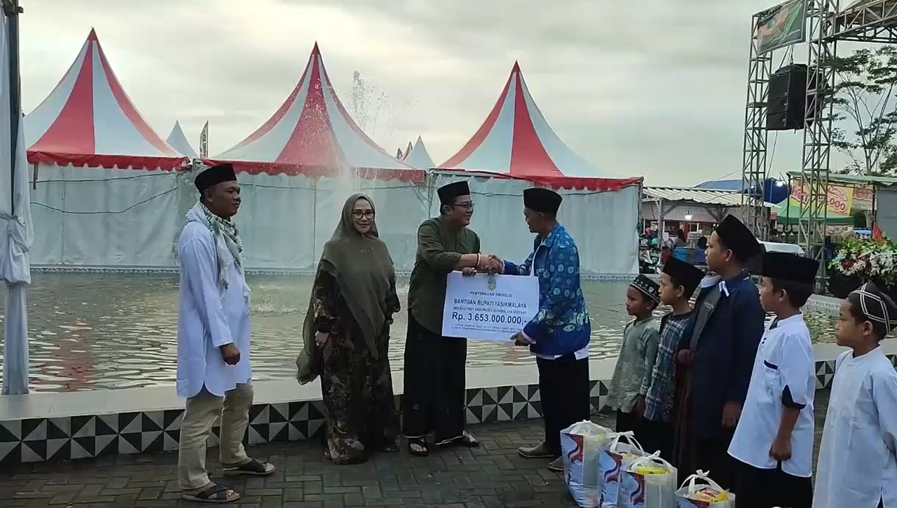 Bupati Tasikmalaya Serahkan Bantuan Bagi Guru Diniyah, Diperuntukkan Insentif Bagi 19 Ribuan Guru Diniyah