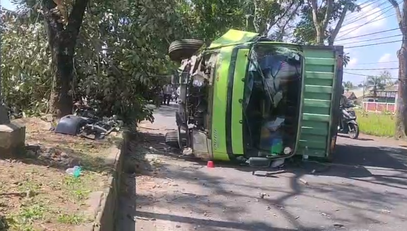 Diduga Sopir Ngantuk, Mobil Bermuatan Cat Terguling, Tidak Ada Korban Jiwa Dalam Kejadian Tersebut