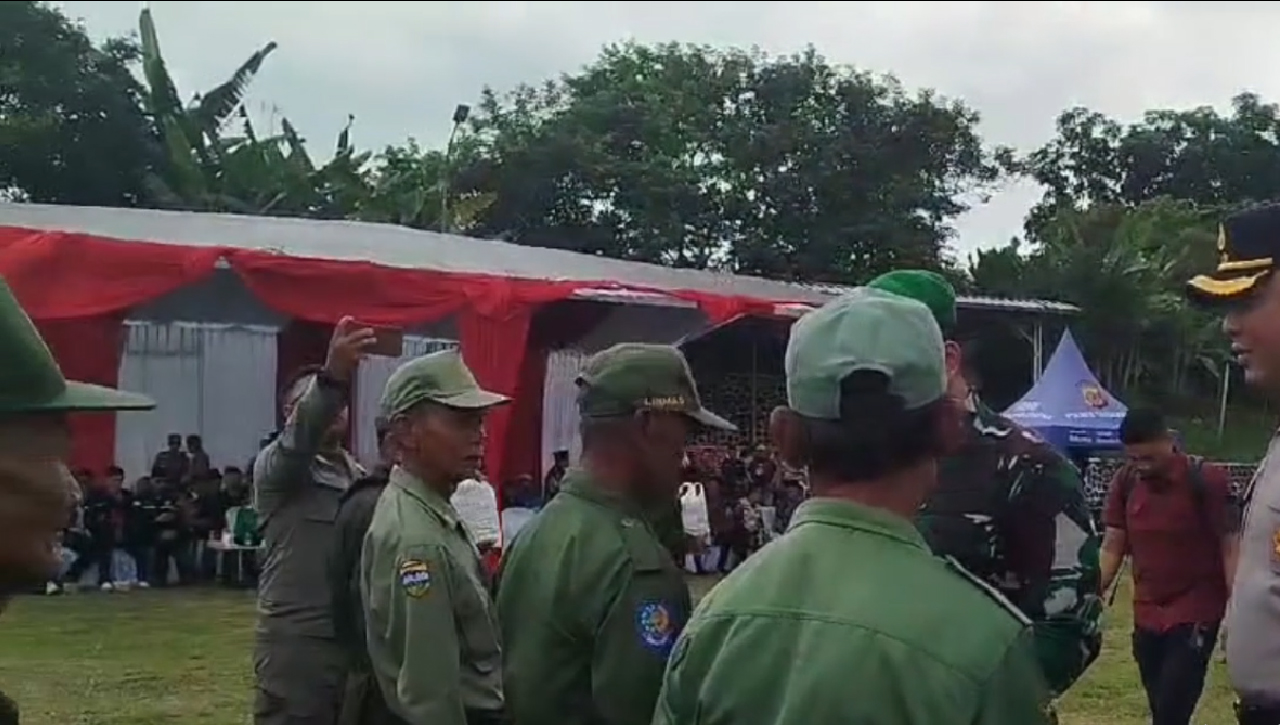  Hadapi Pilkada, TNI-Polri Berikan Sepatu Layak Untuk Linmas, Apresiasi Karena Telah Membantu Amankan Pilkada