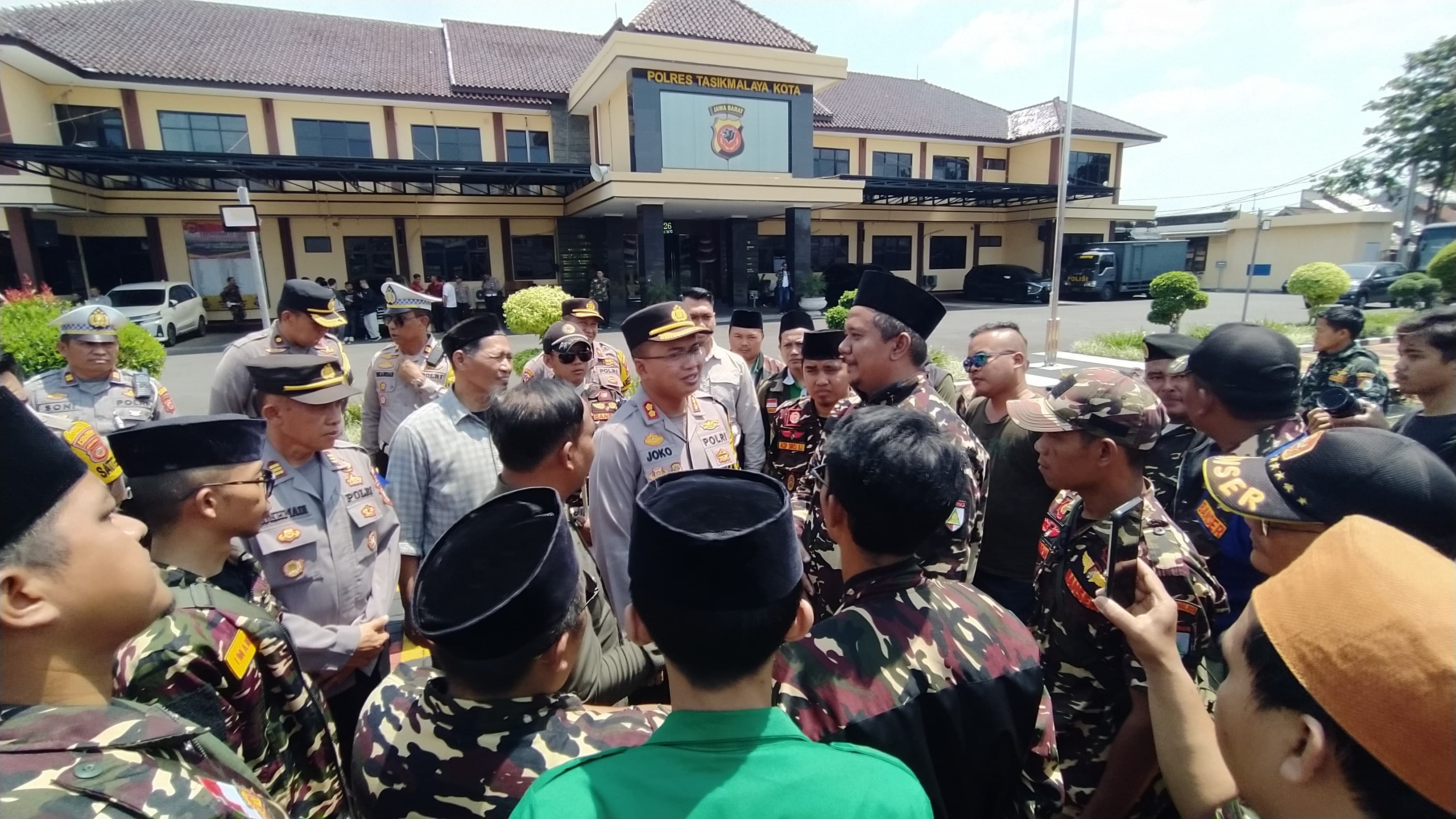 Anggota Banser Dikeroyok Preman, Ratusan Massa Datangi Mapolresta Desak Pelaku Segera Ditangkap