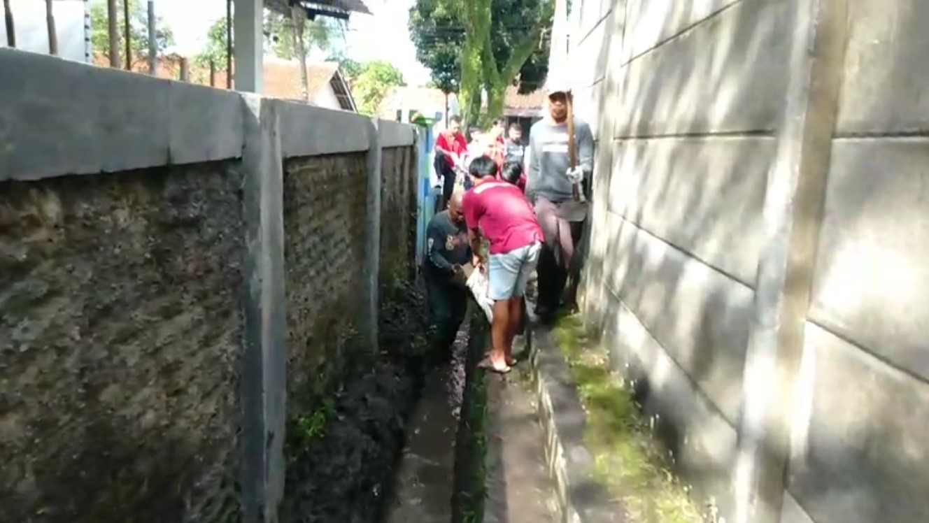 Pentahelix Dilibatkan Dalam Gotong Royong Beberesih Lembur, Membangun Kewilayahan Menjadi Tugas Bersama