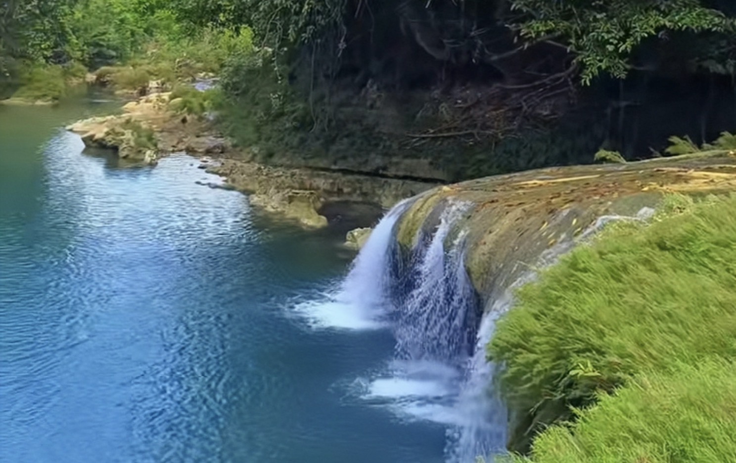 Curug Pariuk Tasikmalaya: Hidden Gem Air Terjun Jernih yang Wajib Dikunjungi!