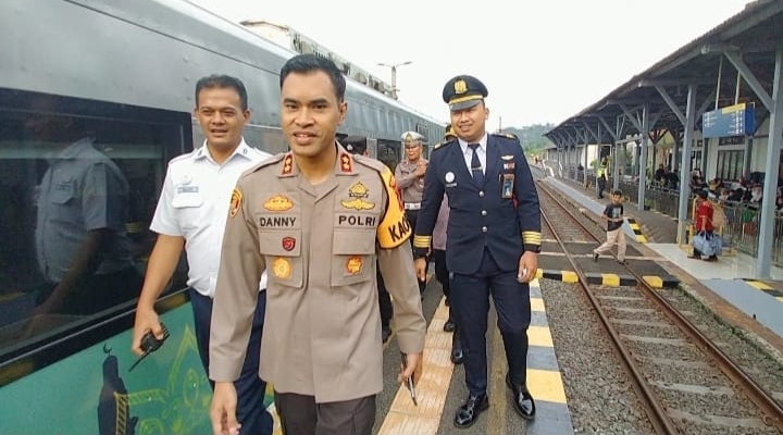 Kapolres Banjar Pastikan Keamanan Pemudik Di Stasiun Kereta Api 