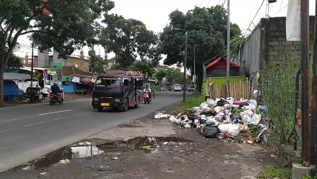 Menjijikan! Sampah Numpuk Di Depan Eks Terminal Cilembang, Diguyur Hujan Tambah Aroma Bau Tak Sedap