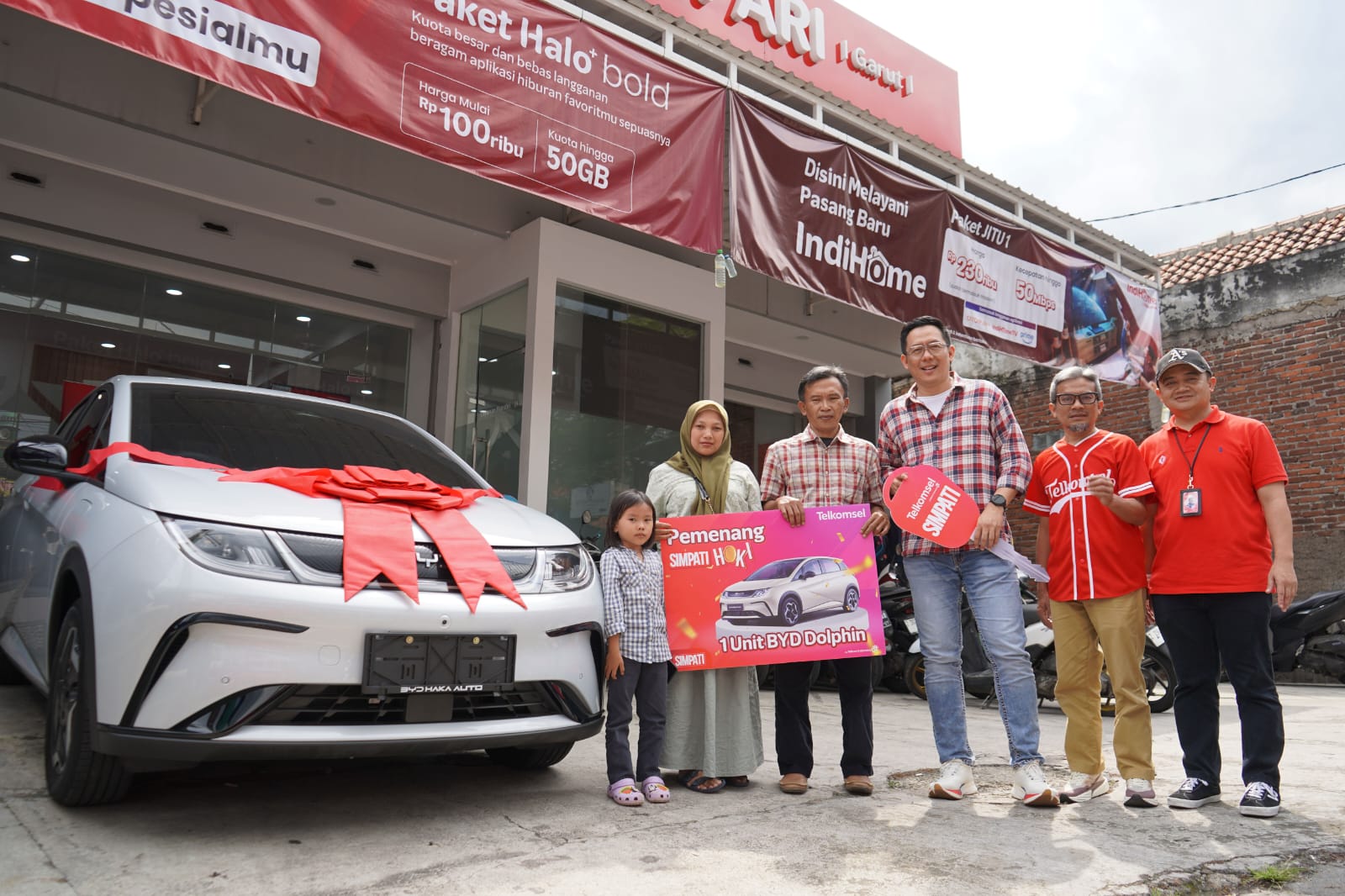 Kepala Madrasah Aliyah di Garut Menangkan Mobil Listrik dari Undian SIMPATI HOKI