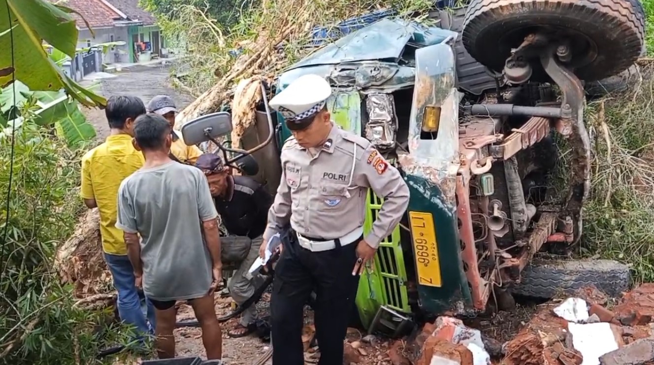 Sopir Ngantuk, Truk Bermuatan Mi Instan Terguling, Pengemudi Selamat, Truk Alami Rusak Berat 