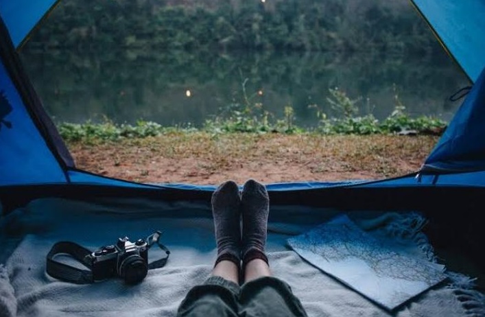 Tips Solo Camping Saat Musim Hujan, 5 Peralatan Ini Wajib Kamu Persiapkan