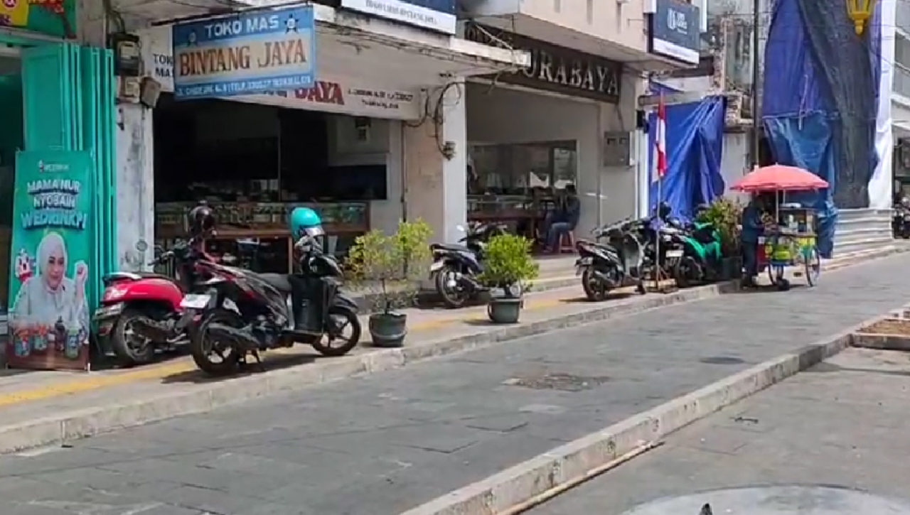 Trotoar Cihideung Jadi Tempat Parkir Sembarangan, Pejalan Kaki Mengeluh 