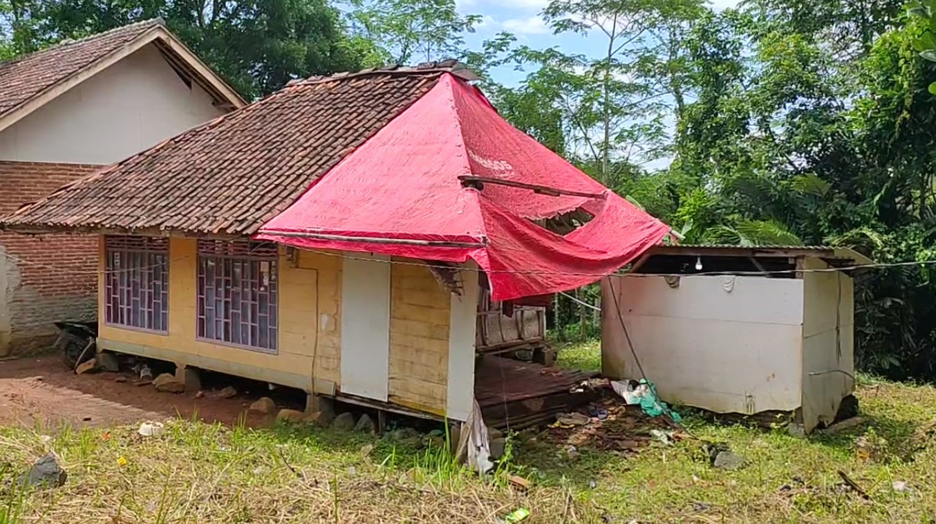 Sudah 10 Bulan Ambruk, Buruh Jahit Berharap Terima Bantuan Bedah Rumah, Terpaksa Masak di Ruang Tengah