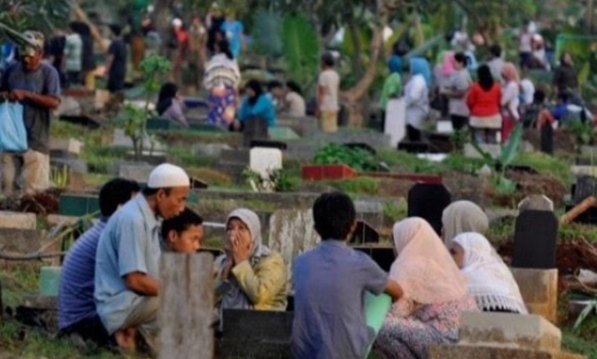 Mengenang yang Telah Pergi, Ini Makna Mendalam Tradisi Nyekar Jelang Idulfitri