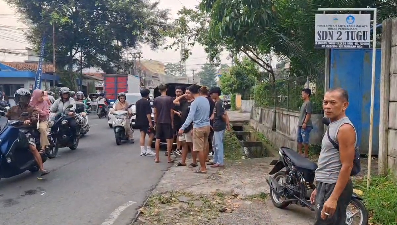 Hilang Kendali, Pemotor Tabrak Mobil yang Sedang Terparkir, Mobil yang Ditabrak Alami Penyok Dibagian Depan