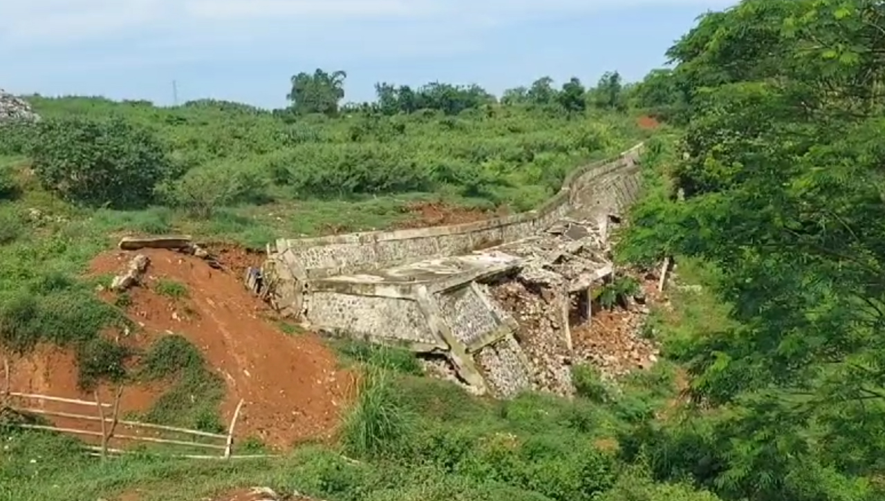 TPT di TPA Ciangir Kota Tasikmalaya Ambrol, Gunungan Sampah Berpotensi Longsor dan Mengancam Pemukiman Warga