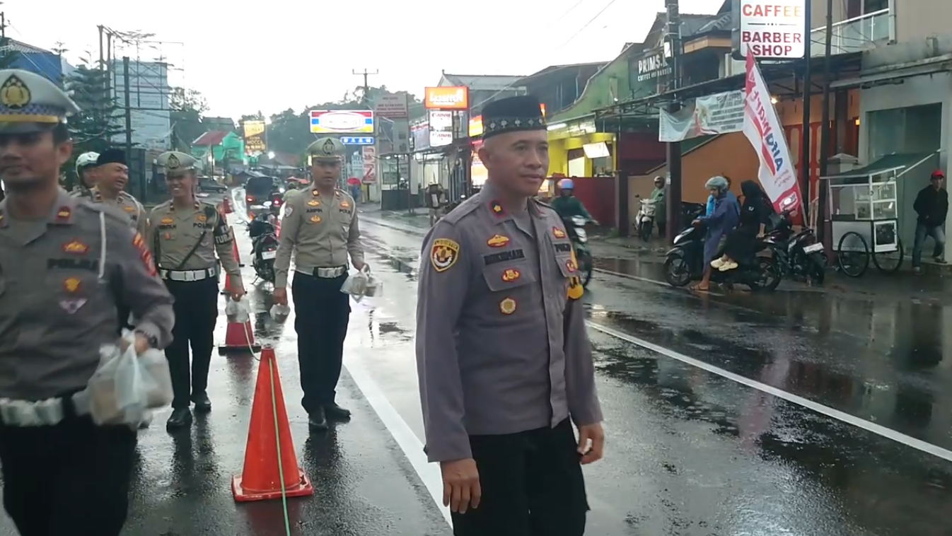 Polres Tasikmalaya Berbagi Takjil dan Buka Puasa Dengan Media, 1.500 Paket Takjil Dibagikan Untuk Masyarakat 