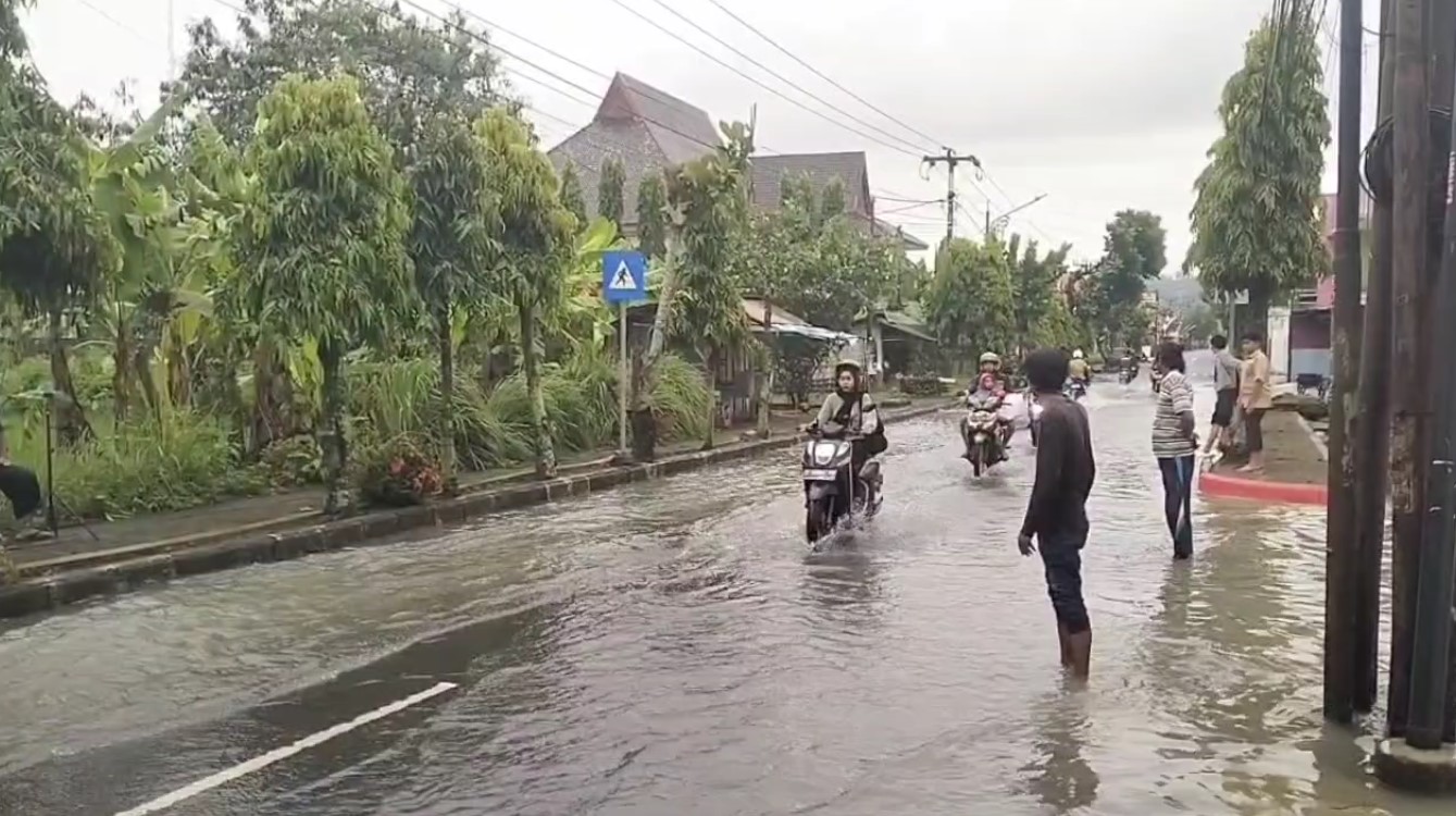 Hujan Semalaman, Jalan Tentara Pelajar Banjar Kebanjiran, Warga Minta Pemkot Turun Tangan Lakukan Perbaikan