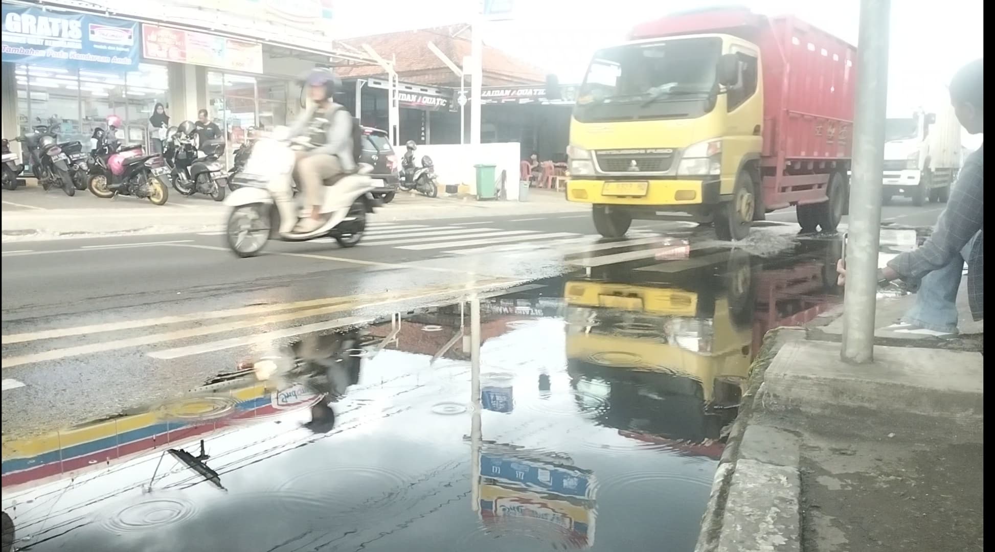 Genangan Air di Simpang Djarum Kota Banjar Ganggu Warga dan Pengguna Jalan