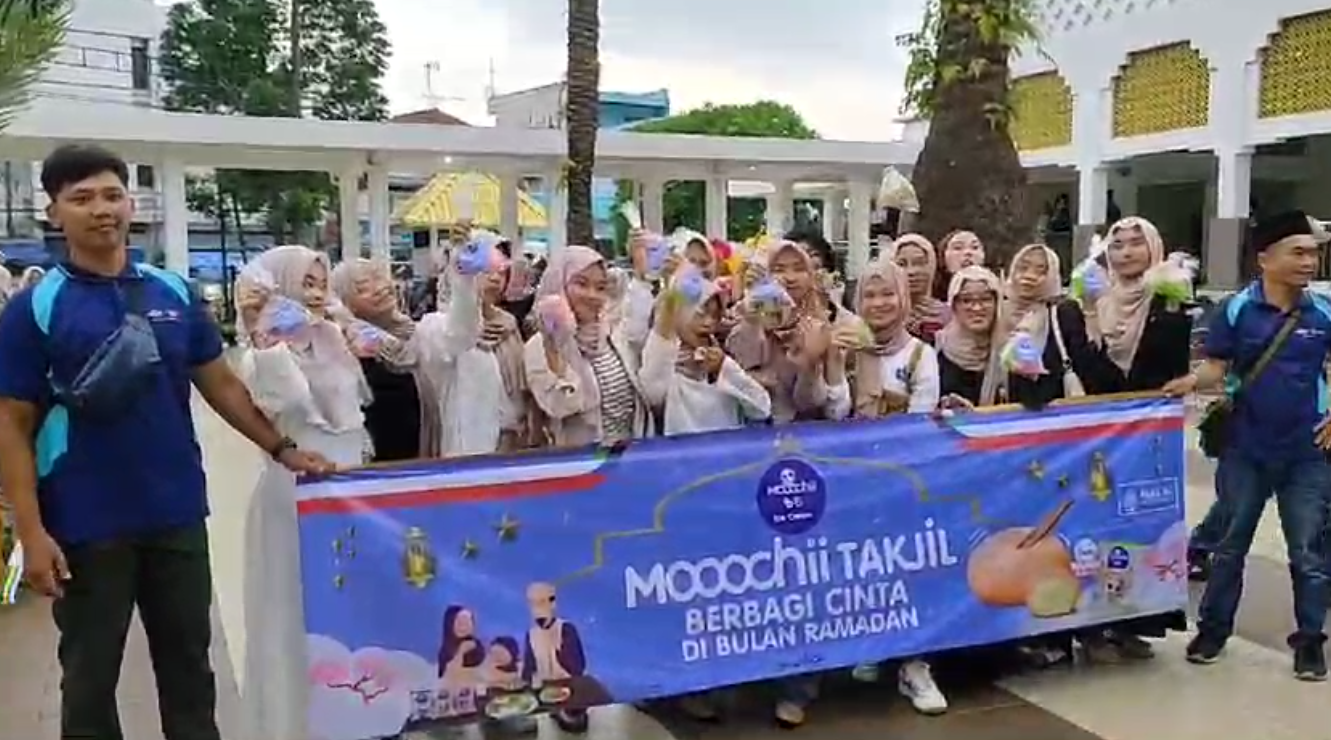 Ratusan Warga Serbu Takjil Ice Cream Gratis di Masjid Agung, 500 Paket Takjil Dibagikan di 50 Titik 