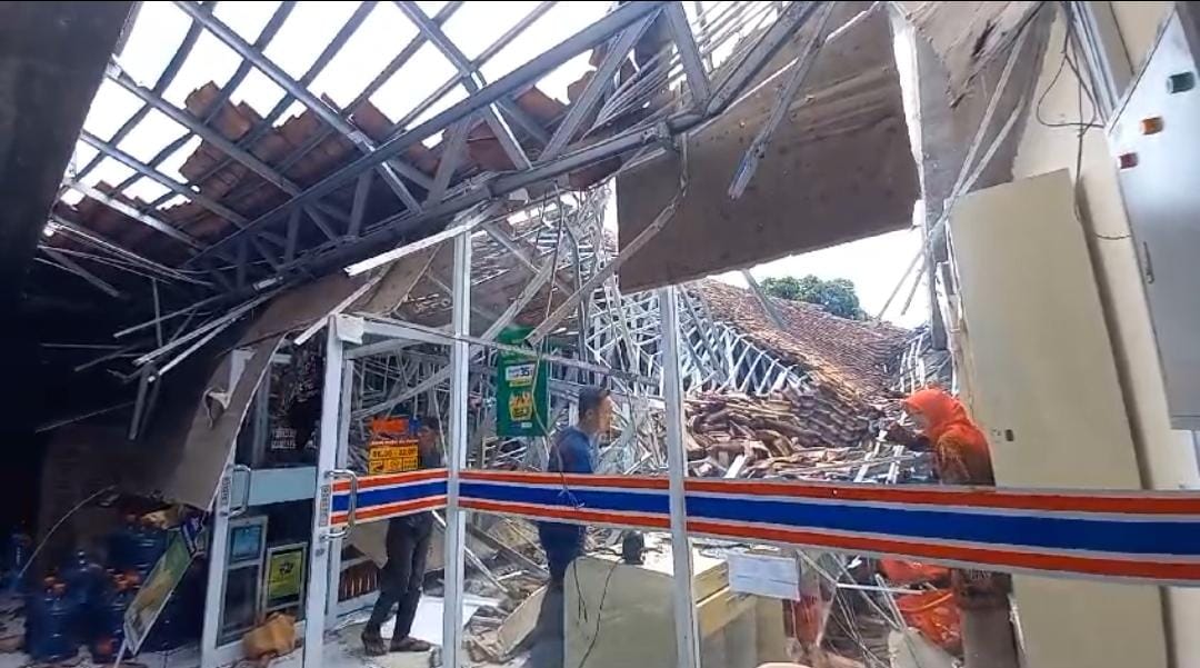 Atap Mini Market Tasco Sambongjaya Ambruk, Netizen Sebut Rangka Baja Ringan Gak Cocok Dengan Genting