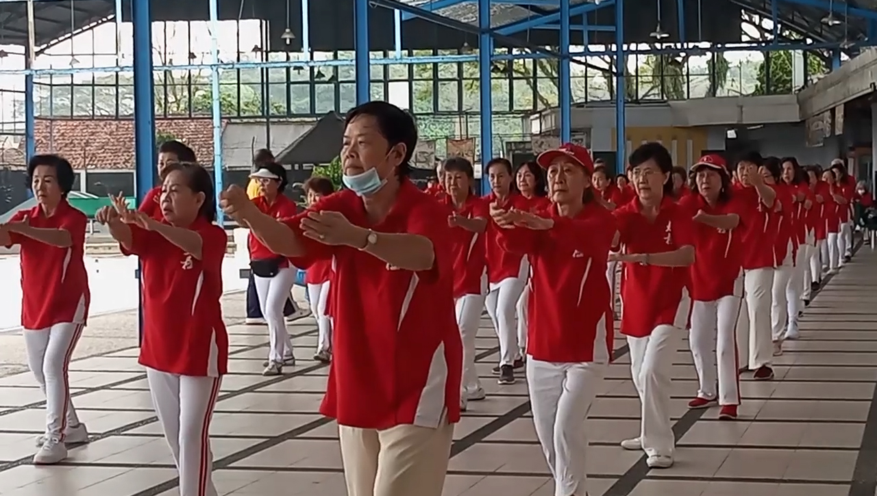 Anggota Tai Chi Latihan Bersama Pelatih Profesional Tie Hoy Kau, Ajarkan Teknik Gerakan yang Benar