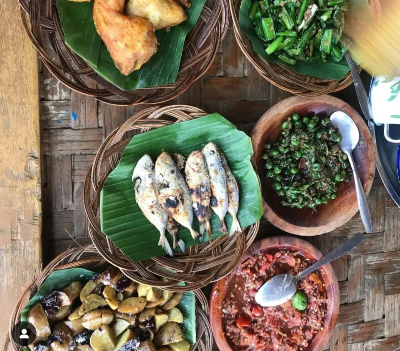 Resto Kampung Kawangi, Pengalaman Kuliner Khas Pedesaan di Sumedang dengan View Sawah dan Gunung