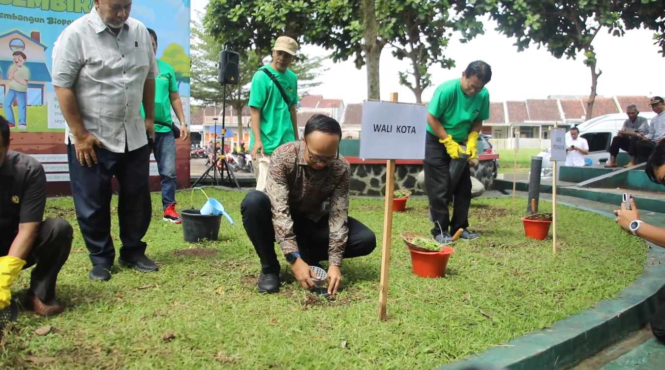 Cegah Banjir dan Kekeringan dengan Menjaga Daerah Resapan Air, Bersama Masyarakat di Perumahan Membuat Biopori