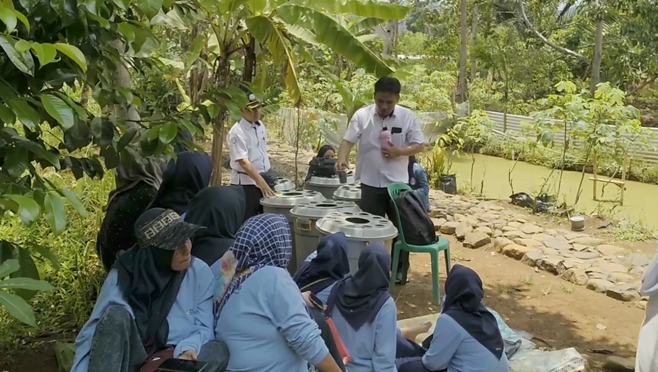 Tri Dharma Perguruan Tinggi, Poltekkes Latih Warga Kawitan Budidaya dan Olah Ikan Lele