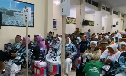 Sekda Lepas 434 Jemaah Haji Kota Tasik ke Tanah Suci, Berpesan agar Calhaj Selalu Menjaga Kesehatan