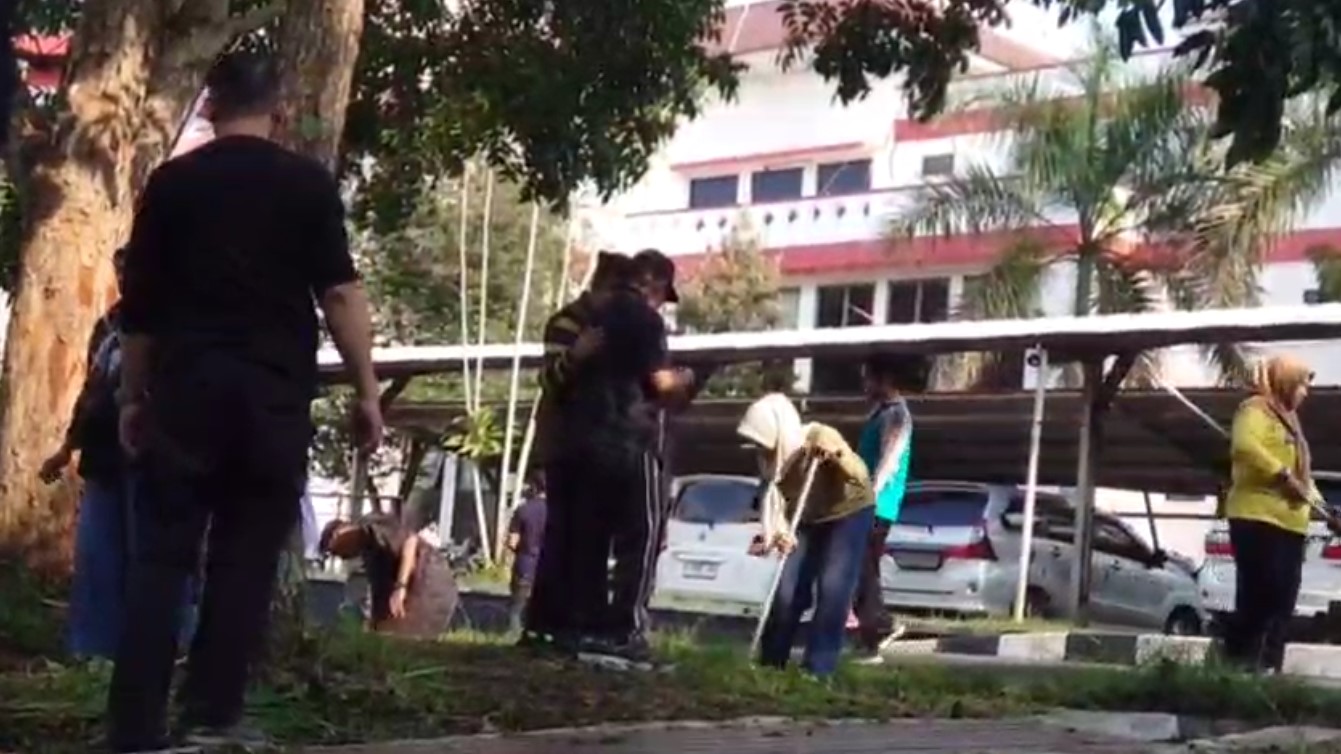 Wabup Tasikmalaya Pimpin Jumat Bersih di Lingkungan Setda, Gerakan Beberesih Akan Diperluas ke Seluruh OPD