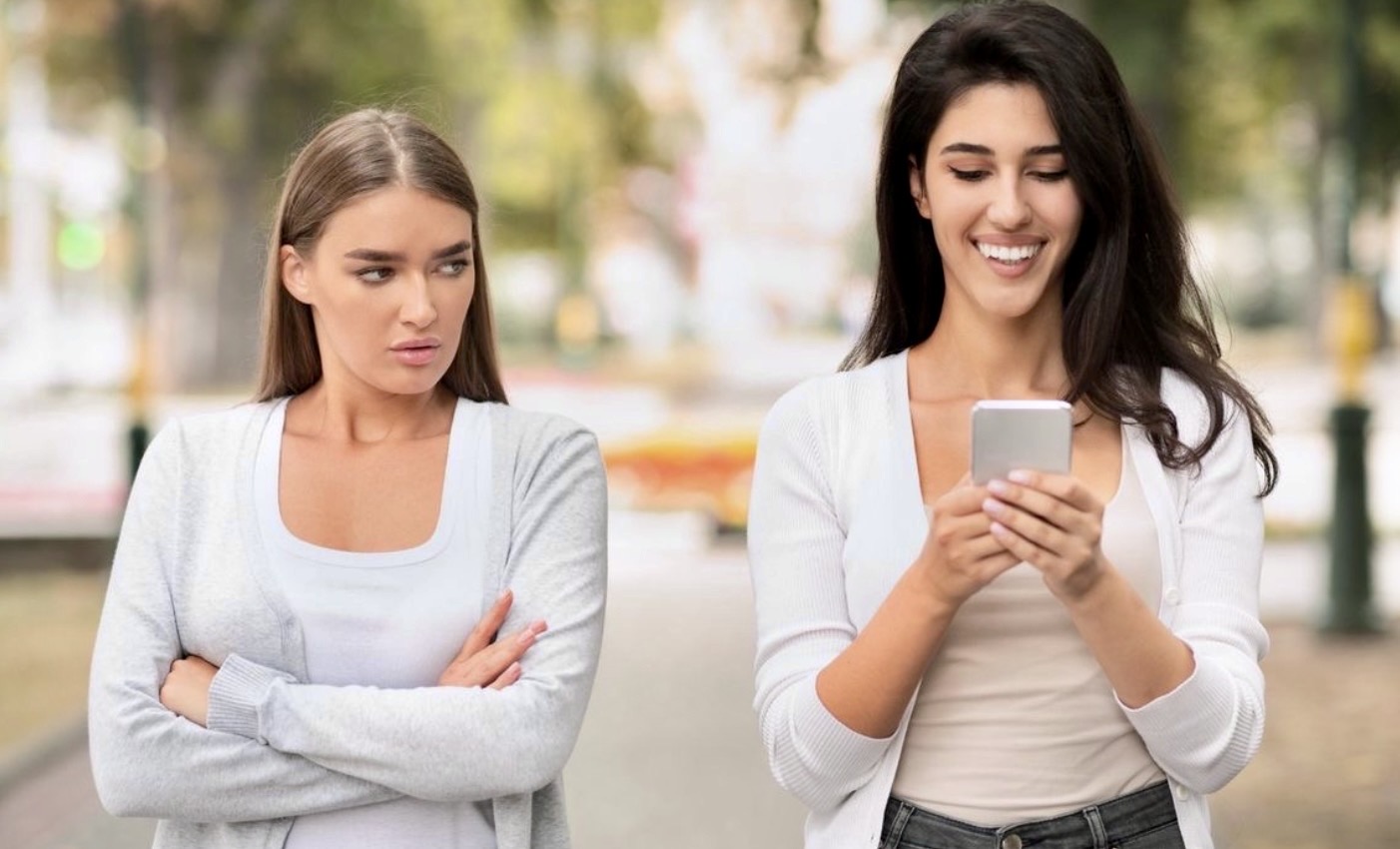 Berhenti Jadi Penonton Masa Depan Orang Lain: Trik Waras Hadapi Social Media