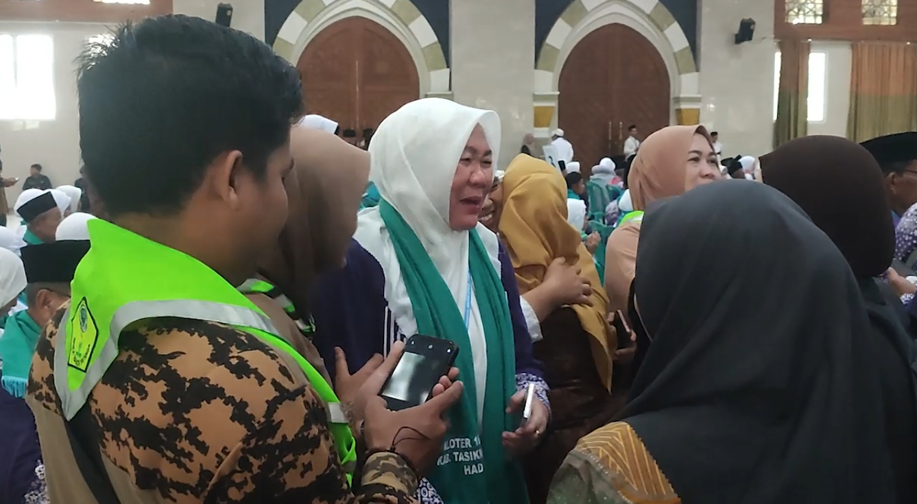 Isak Tangis dan Salawat Iringi Keberangkatan Jemaah Calhaj, Jemaah Calon Haji Tertua Berangkat Seorang Diri