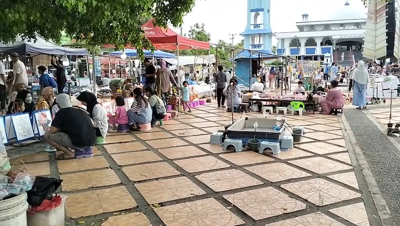 Alun-Alun Banjar Jadi Lokasi Favorit Ngabuburit, Pengunjung Berburu Takjil Untuk Berbuka Puasa