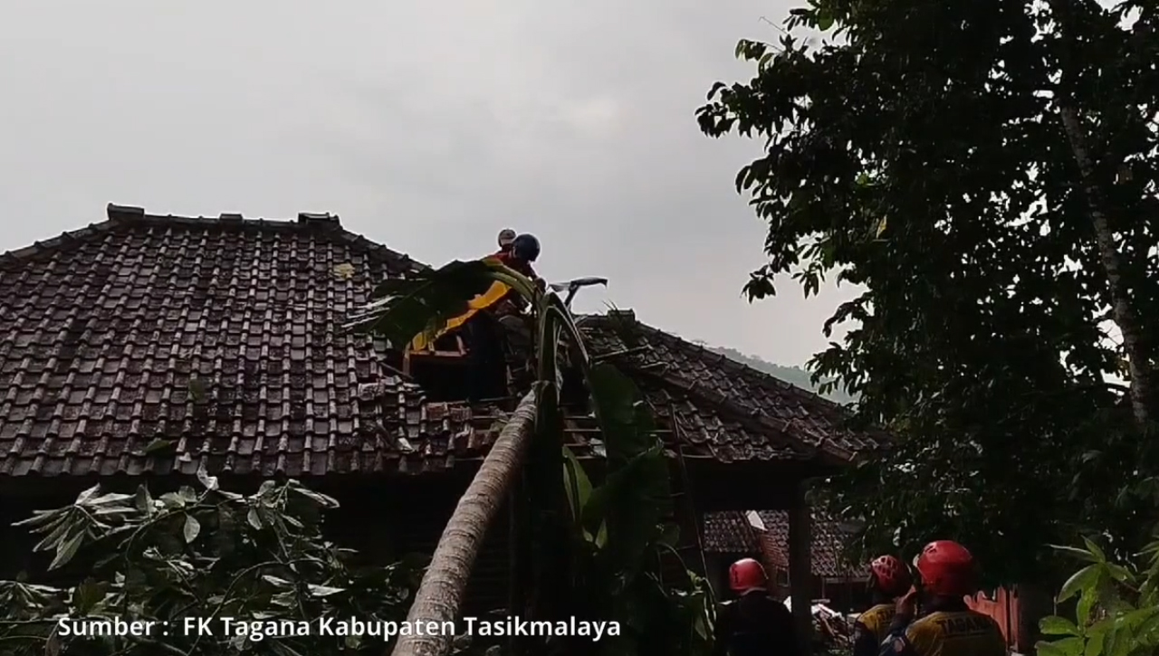 Angin Kencang Terjang Tasikmalaya, Sejumlah Rumah Rusak Tertimpa Pohon Tumbang