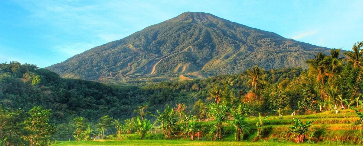 Panduan Lengkap Mendaki Gunung Ciremai: Jalur, Estimasi Biaya, dan Persiapan Fisik