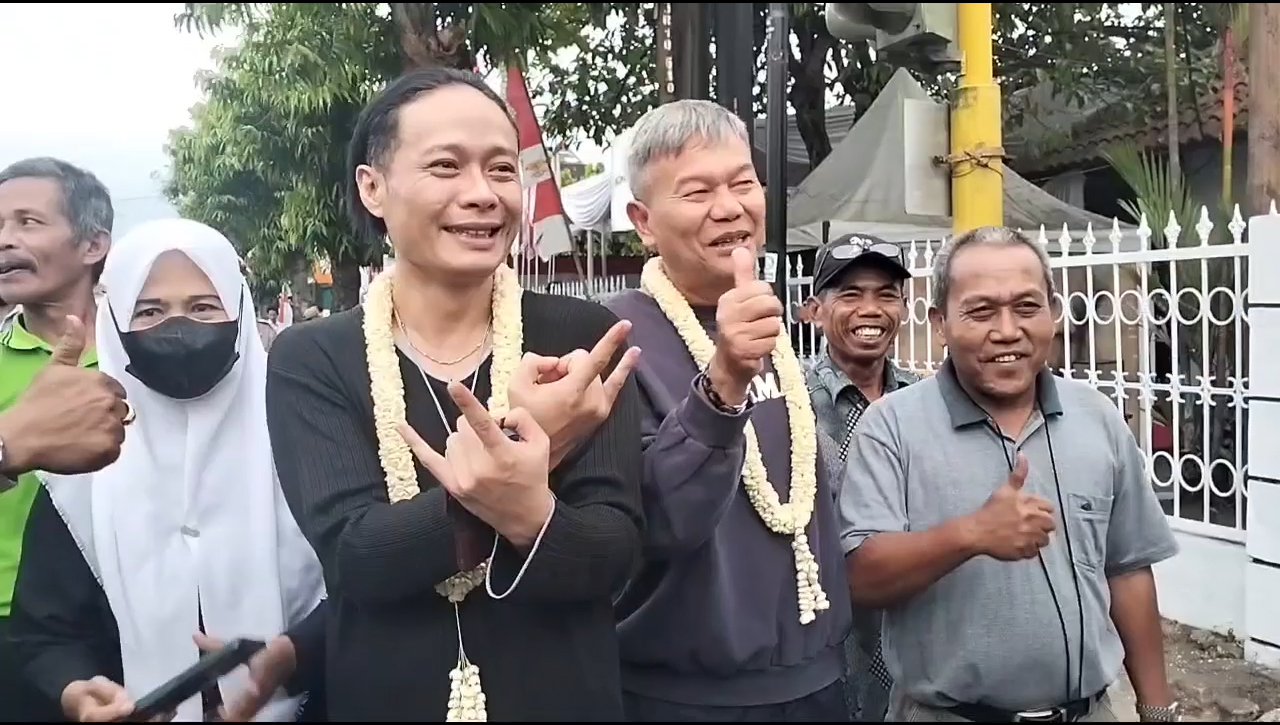 Kenakan Pakaian Sederhana, Pasangan Calon Perseorangan Dimyati-Alam Daftar Ke KPU