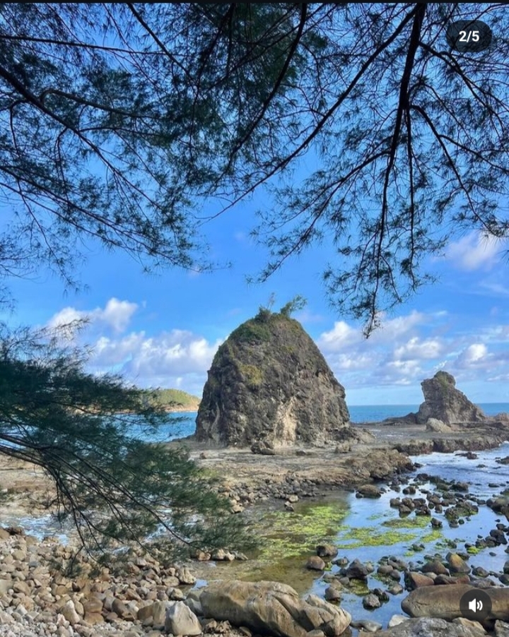 Bingung Liburan Akhir Pekan ini Mau Kemana? ini 7 Rekomendasi Pantai Untuk Bersenang-Senang