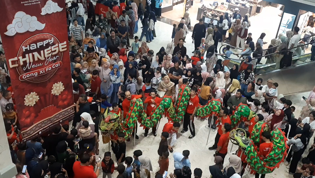 Rayakan Imlek, Plaza Asia Bagikan Angpau dan Atraksi Barongsai, Manjakan Konsumen Lewat Program Petik Angpau