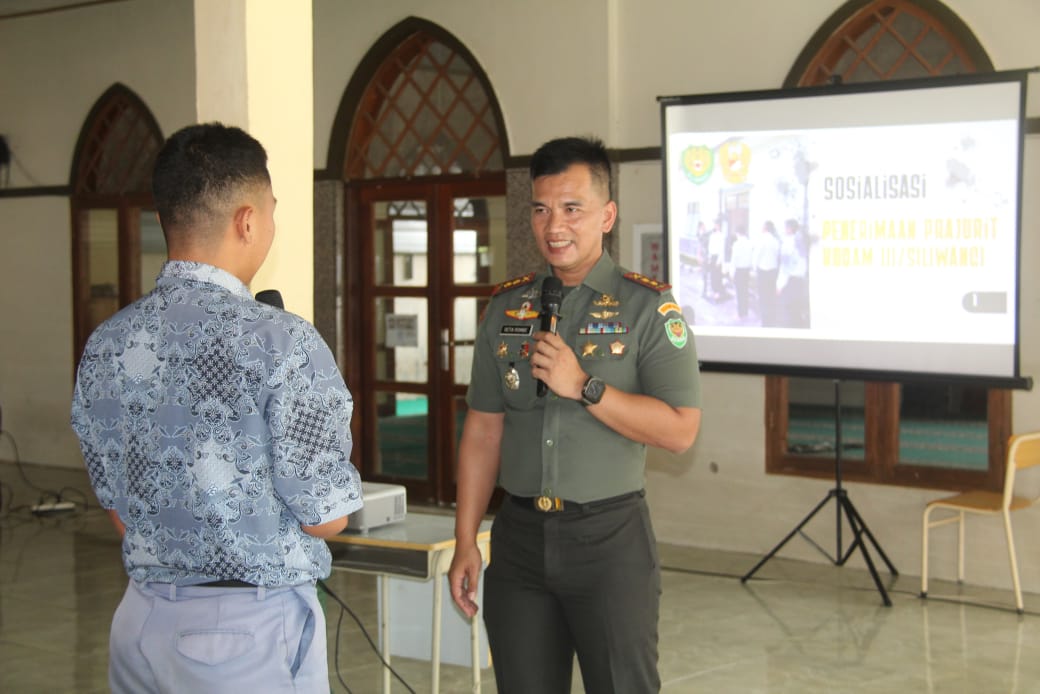 Dandim 0612 Tasikmalaya Sosialisasikan Rekrutmen Prajurit Kepada Siswa SMA Negeri 1 Ciawi