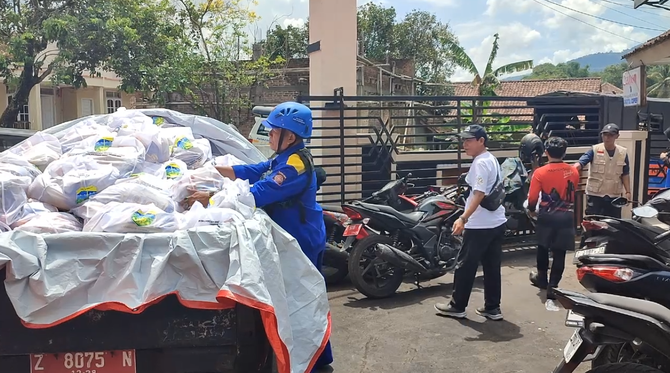 Dinsos Salurkan 150 Paket Bagi Korban Bencana Banjir Sukaresik, Bantuan Akan Disalukan Secara Bertahap