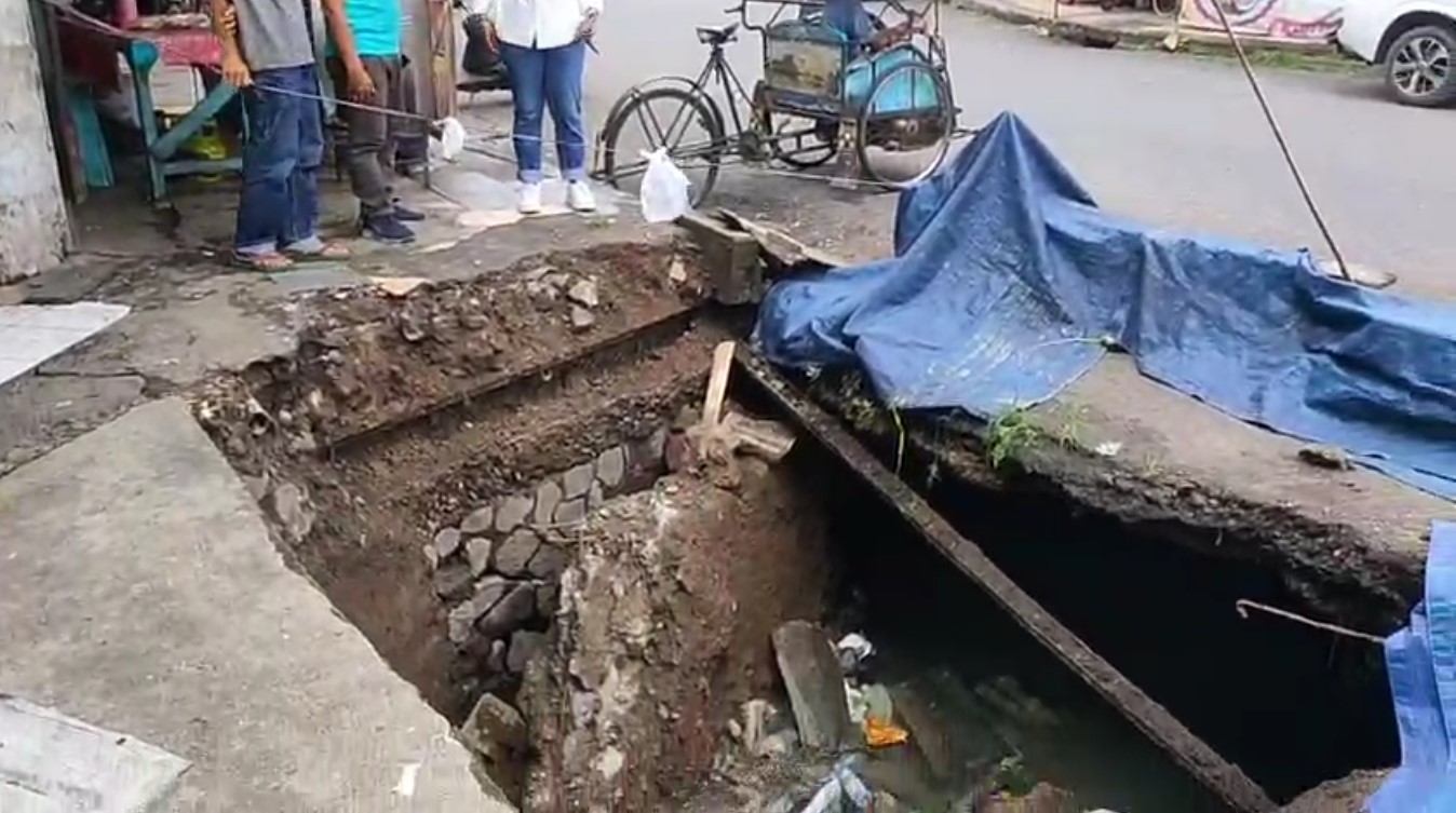 Trotoar di Jalan Empang Ambles, Dua Gerobak PKL Rusak, Warga Diimbau Hati-Hati saat Melintas di Lokasi