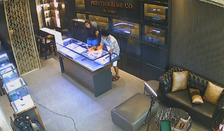 Ini Rekaman CCTV Perampokan Toko Jam Tangan Mewah, Polisi Ungkap Nasib Pelakunya