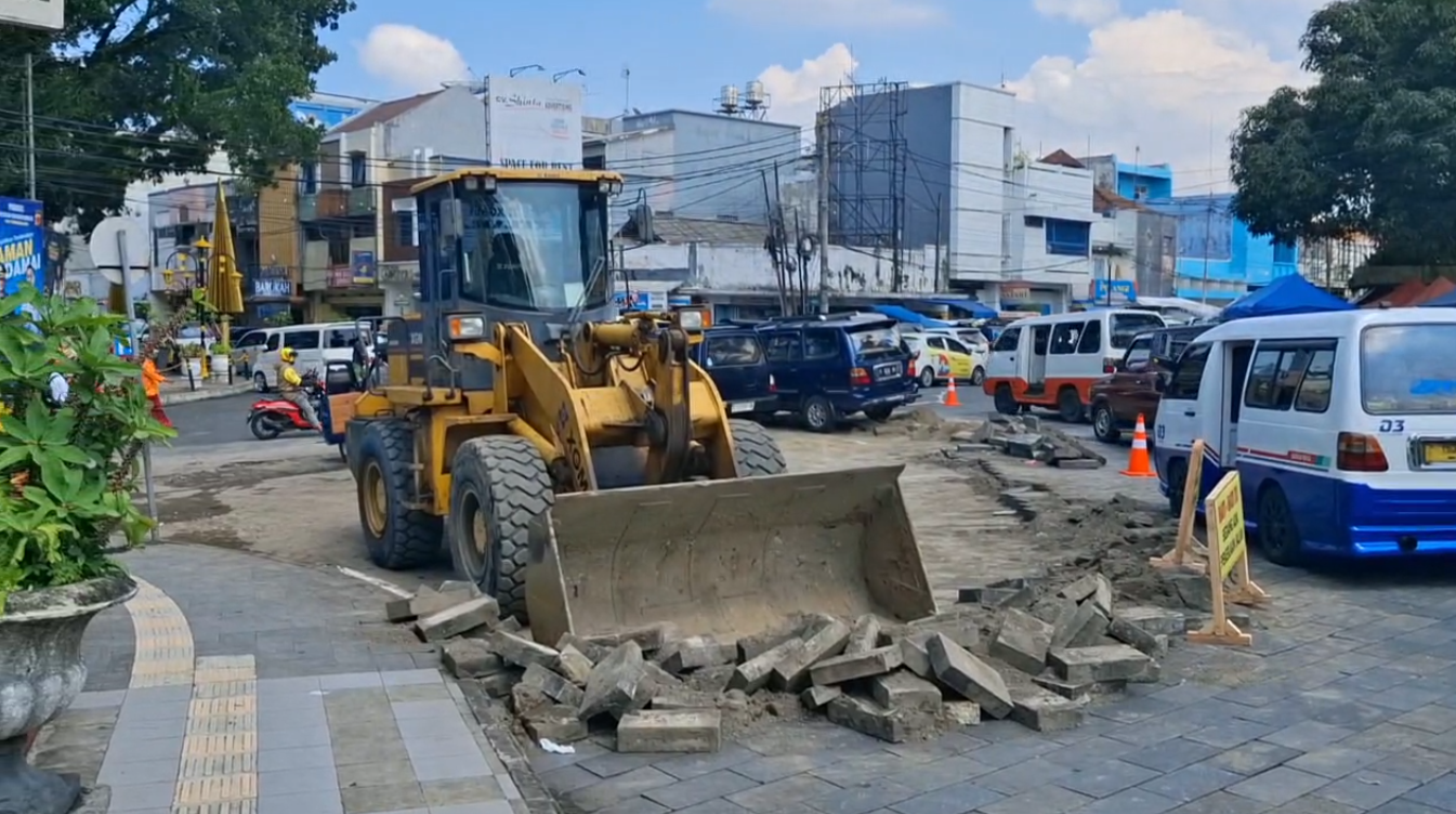 Kerap Makan Korban, Batu Andesit Taman Kota Kembali Diaspal, Pengaspalan Ulang Telan Anggaran Rp 400 Juta