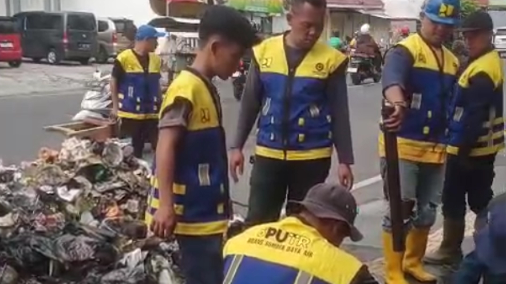 Bersihkan Saluran Ciromban Petugas Dapat Banyak Sampah, Khawatir Hambat Laju Air dan Sebabkan Genangan