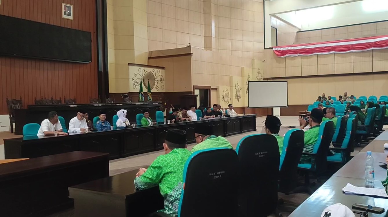 Tuntut Perhatian Lebih Ratusan Guru Madrasah Sambangi DPRD, Mereka Menuntut Pengakuan dan Diangkat Jadi PP3K
