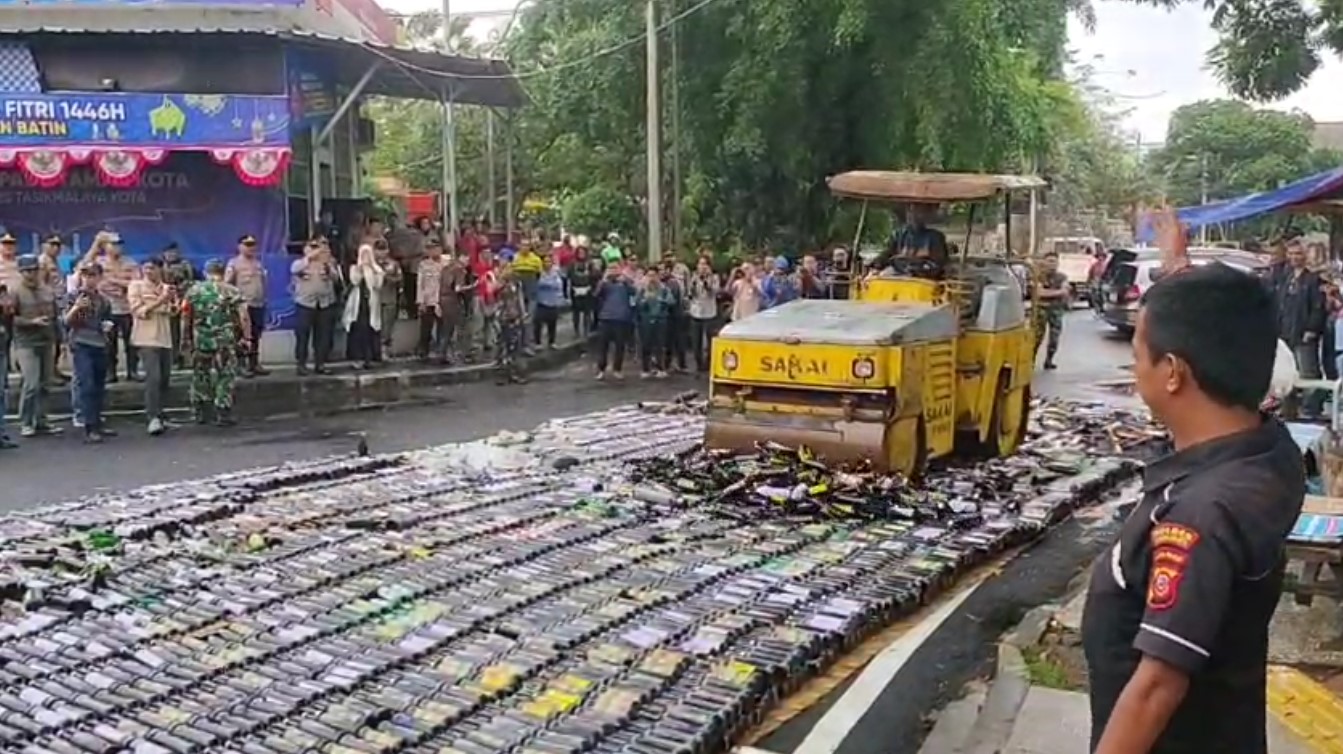 Kapolres Sebut Peredaran Miras di Kota Tasik Cukup Tinggi, Ribuan Botol Miras Hasil KRYD Dimusnahkan