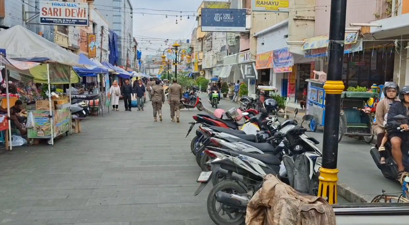 Satpol PP Sidak Kendaraan Parkir Sembarangan di Pedestrian HZ Mustofa, Siap-siap Diangkut Petugas