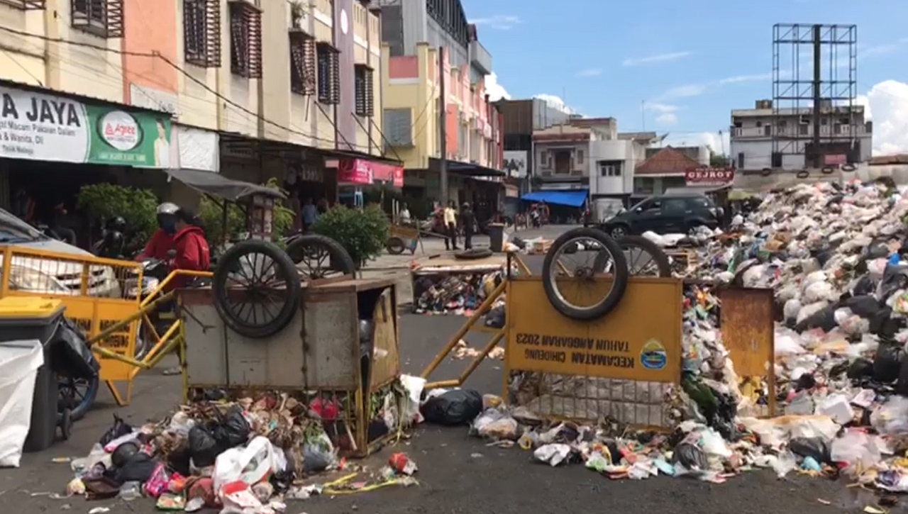 Sampah Tak Kunjung Diangkut, Warga Kelurahan Argasari Kota Tasikmalaya Blokade Jalan Menggunakan Sampah